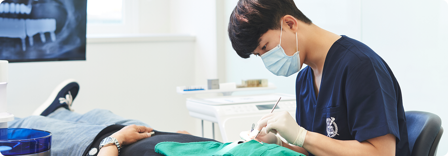 대표원장의 충치치료 시술
